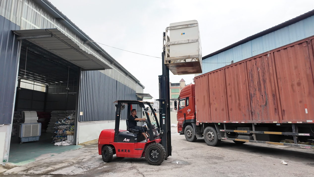 Loading 25kg sacks of used shoes into a 40ft HQ container for international export