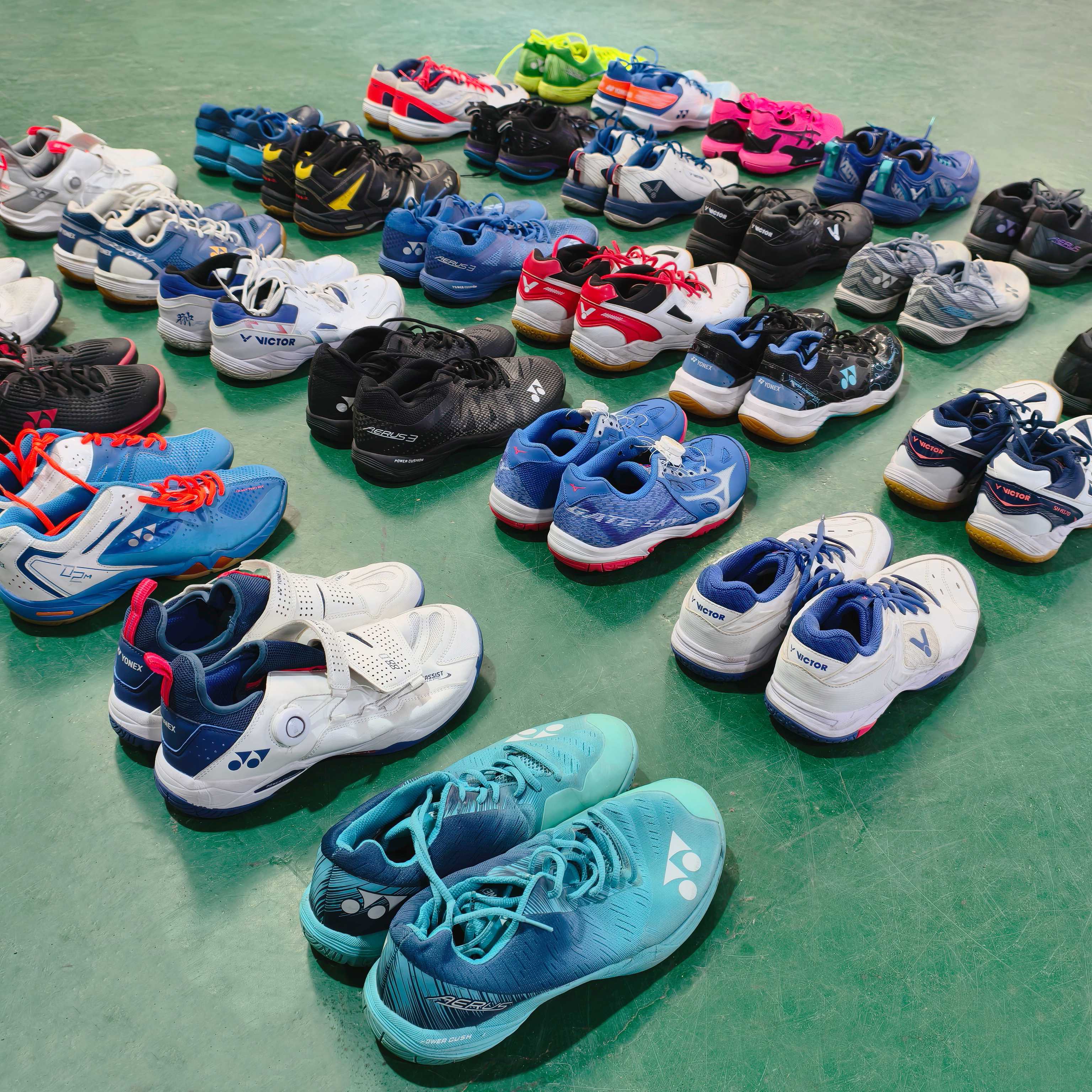 Premium wholesale branded used sneakers sorted and cleaned at Guangzhou Tengchao factory