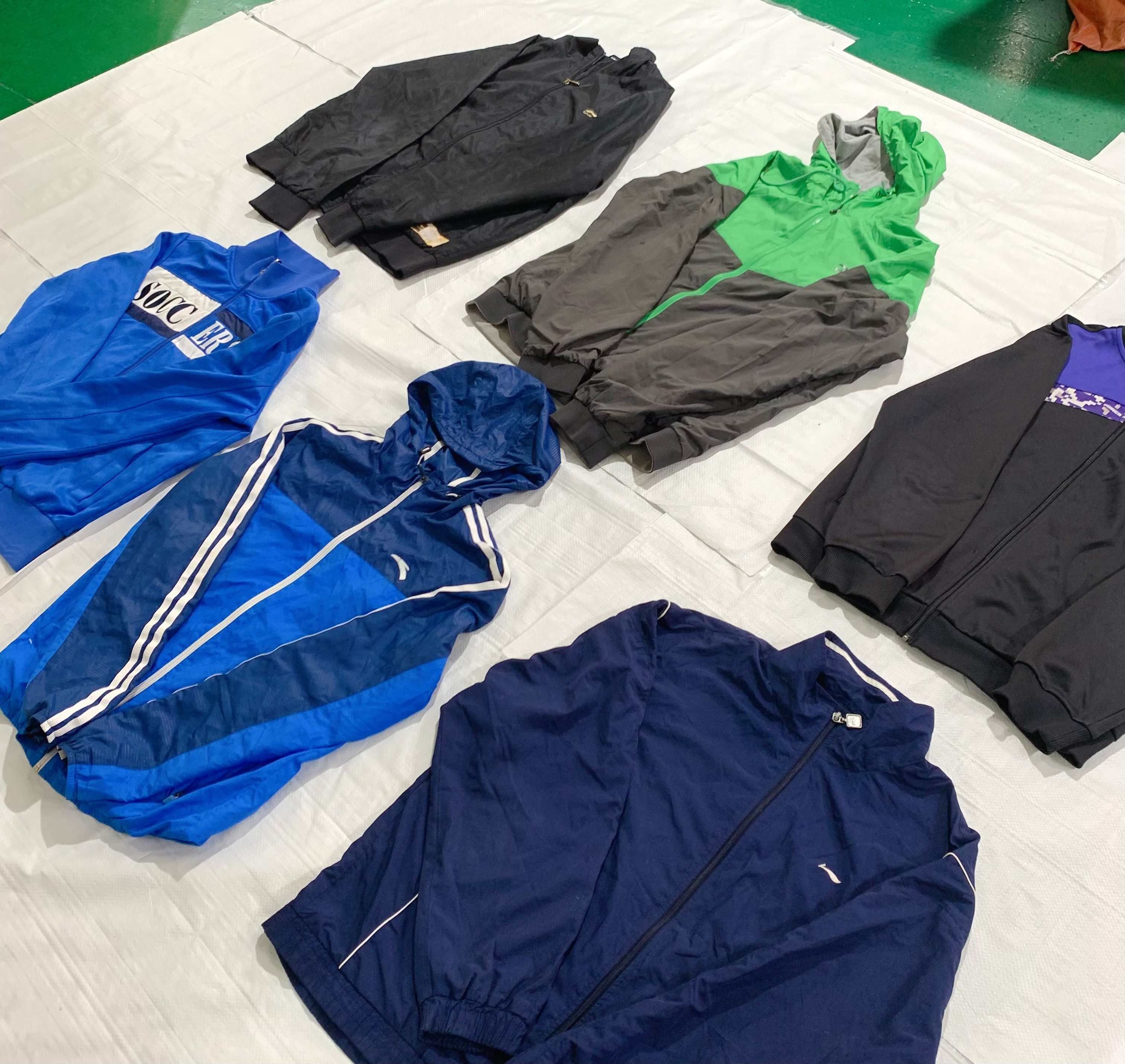 High-margin wholesale used Li-Ning and Anta branded jackets.
