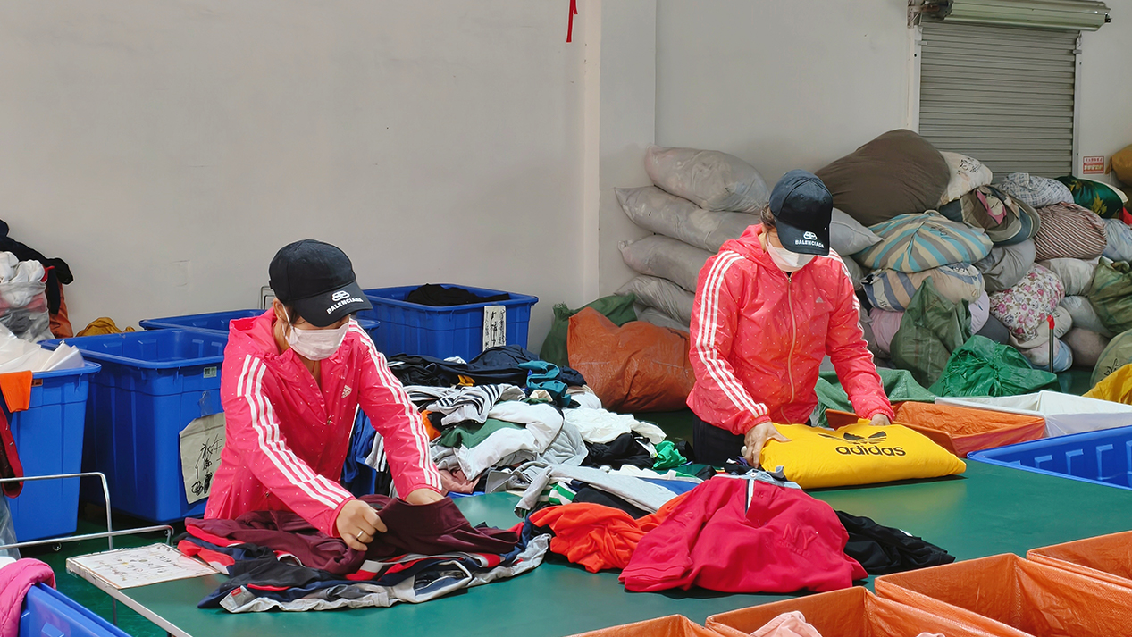 Comparison of outdated European used clothing vs trendy Guangzhou fast fashion stock for Africa and Asia wholesalers.