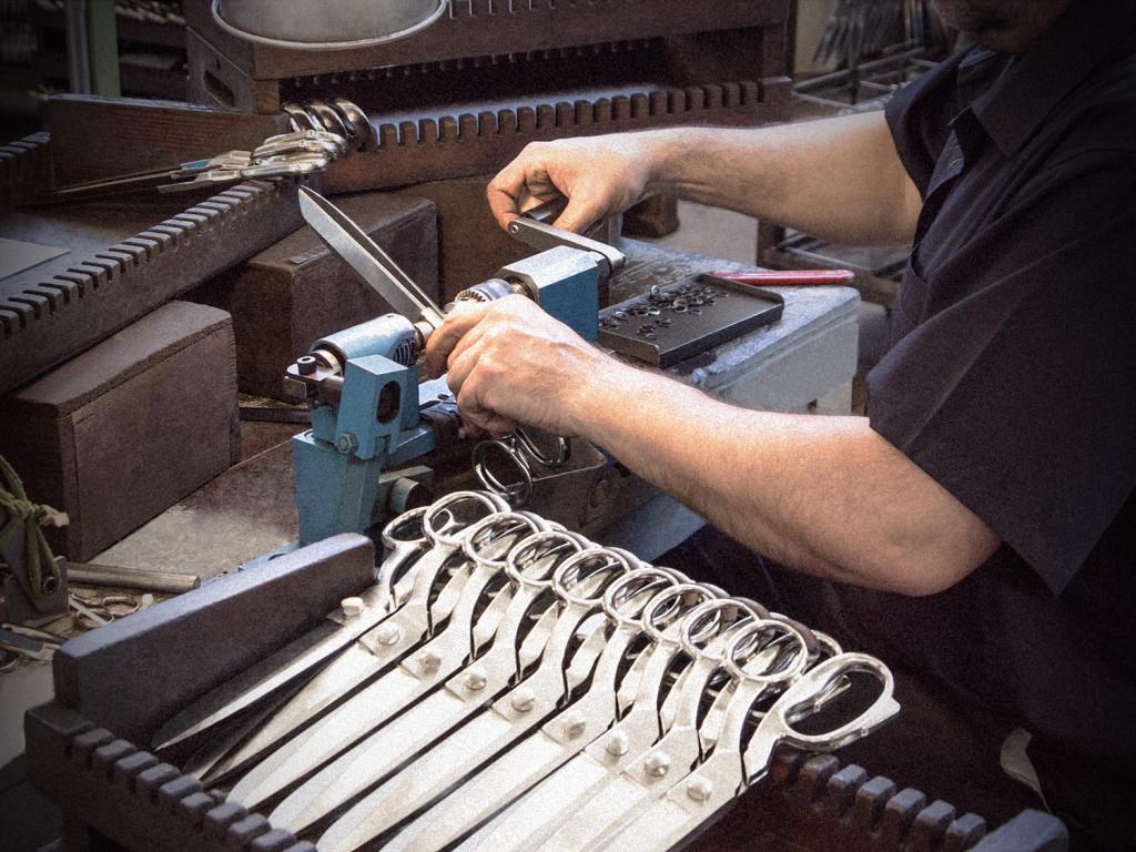 Tailor scissors blade finishing and quality inspection