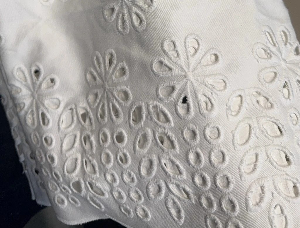 Eyelet cutwork embroidery with reinforced openwork edges