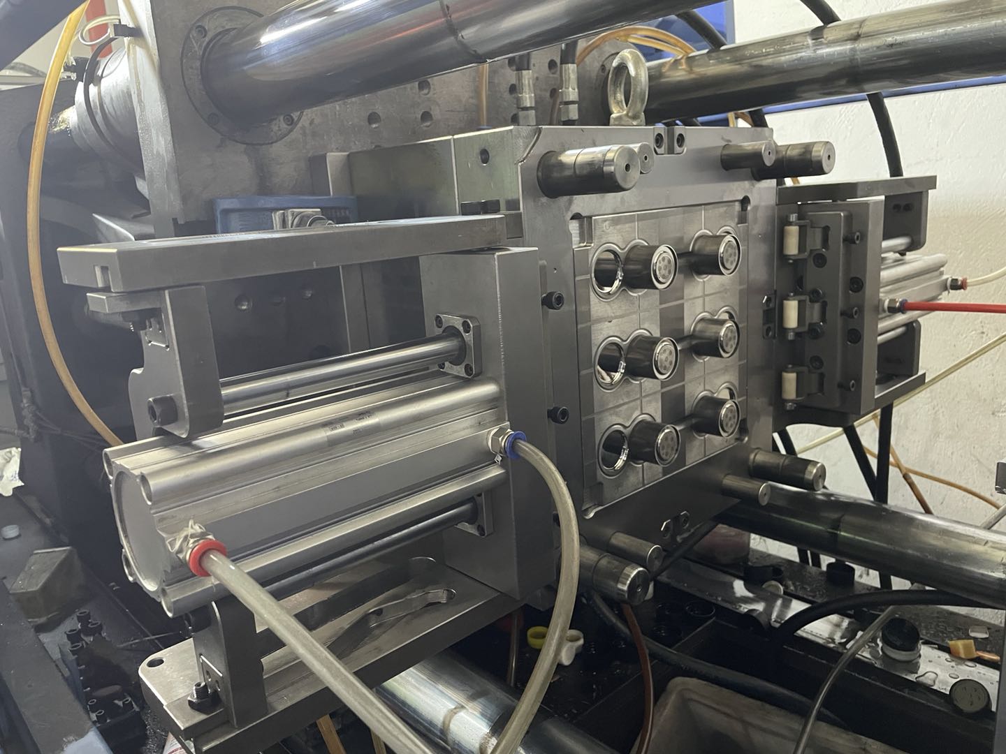 TAIZHOU LOPING PLASTIC MOULD CO .,LTD