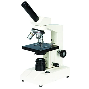 estudiante microscopio
