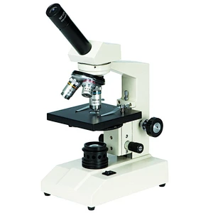 estudiante microscopio