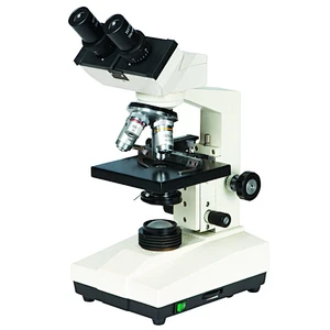 estudiante microscopio