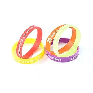 Guangdong OEM/ customized fashionable popular wristband with soft silicone rubber for party
