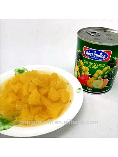 Cocktail de fruits en conserve de nourriture en boîte