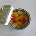 Cocktail de fruits en conserve mélangé dans une délicieuse tasse de jus de fruits.