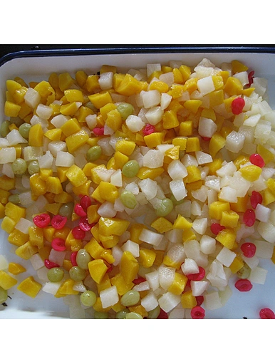 Cocktail de fruits en conserve mélangé dans une délicieuse tasse de jus de fruits.