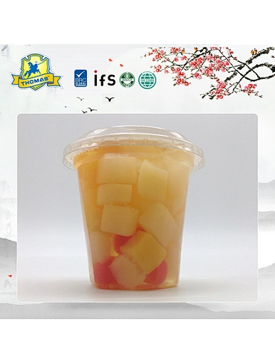 Ingrédients dans un cocktail de fruits en conserve Fruits mélangés en conserve