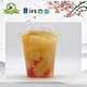 Cocktail de fruits en conserve dans une tasse en plastique.
