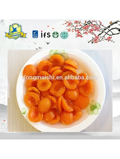 Fruits frais de bonne qualité moitiés d’abricots en boîte