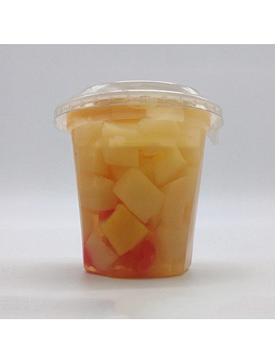 Coupe de cocktail de fruits mélangés en conserve pour un repas instantané.