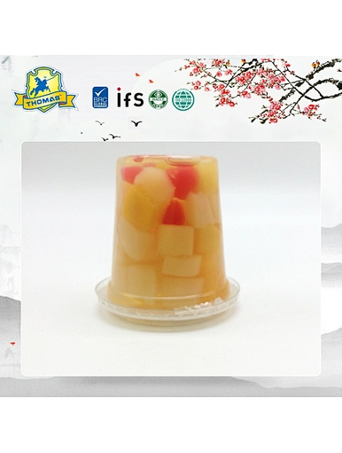 Cocktail de fruits en conserve dans une tasse en plastique.
