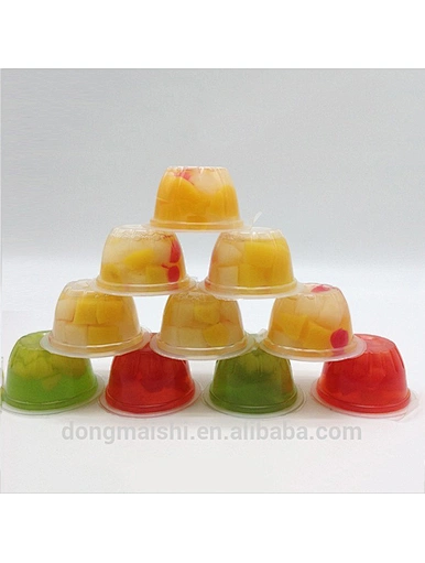 Coupe dessert gelée de jus de fruit de la passion avec des morceaux de fruits en gelée à l'intérieur