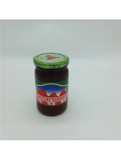 Confiture de fraises avec des morceaux de fruits