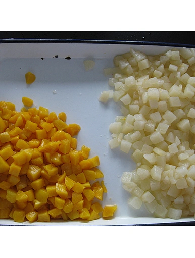 De délicieux fruits en conserve mélangés en conserve