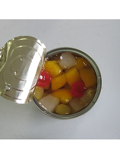 Cocktail de fruits en conserve de haute qualité et sain dans un sirop léger