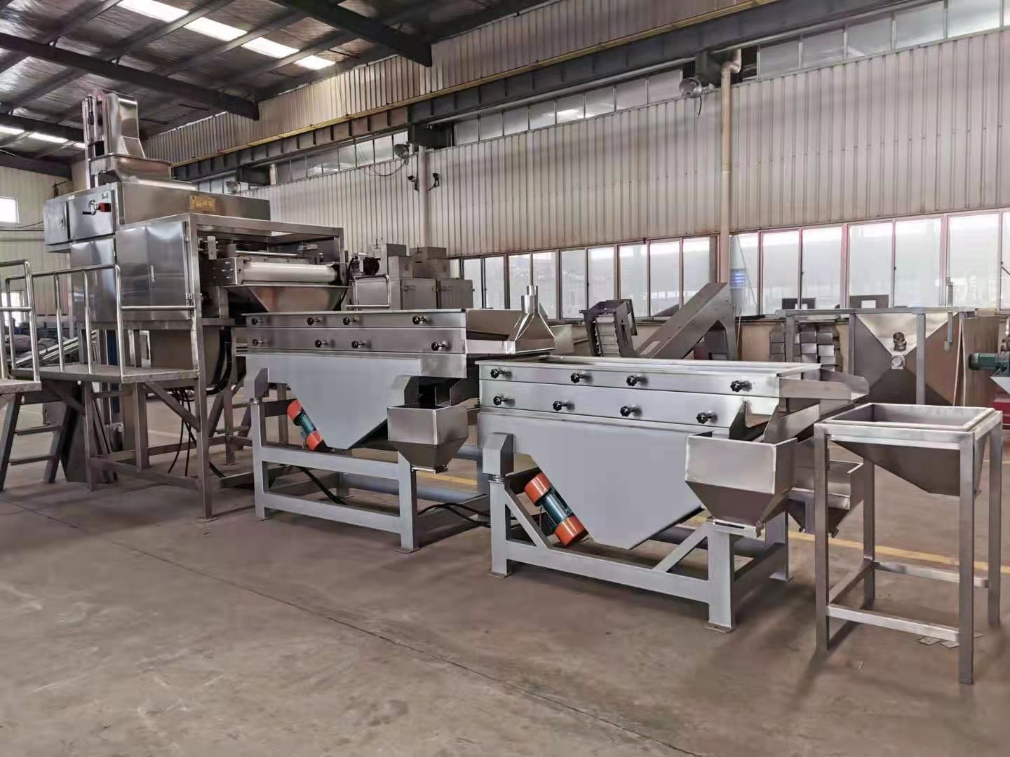 Peanut crushing machine