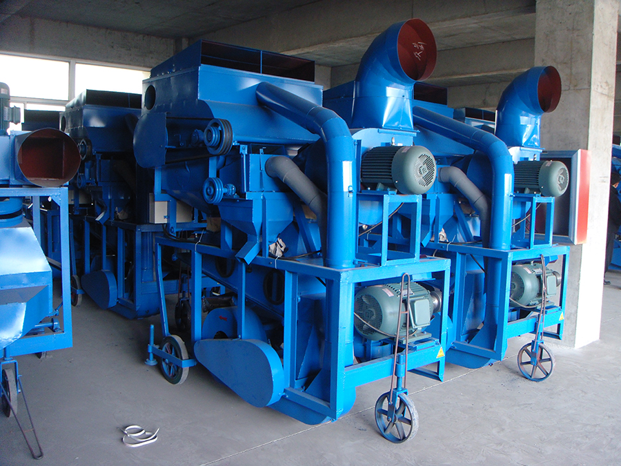 Peanut shelling machine