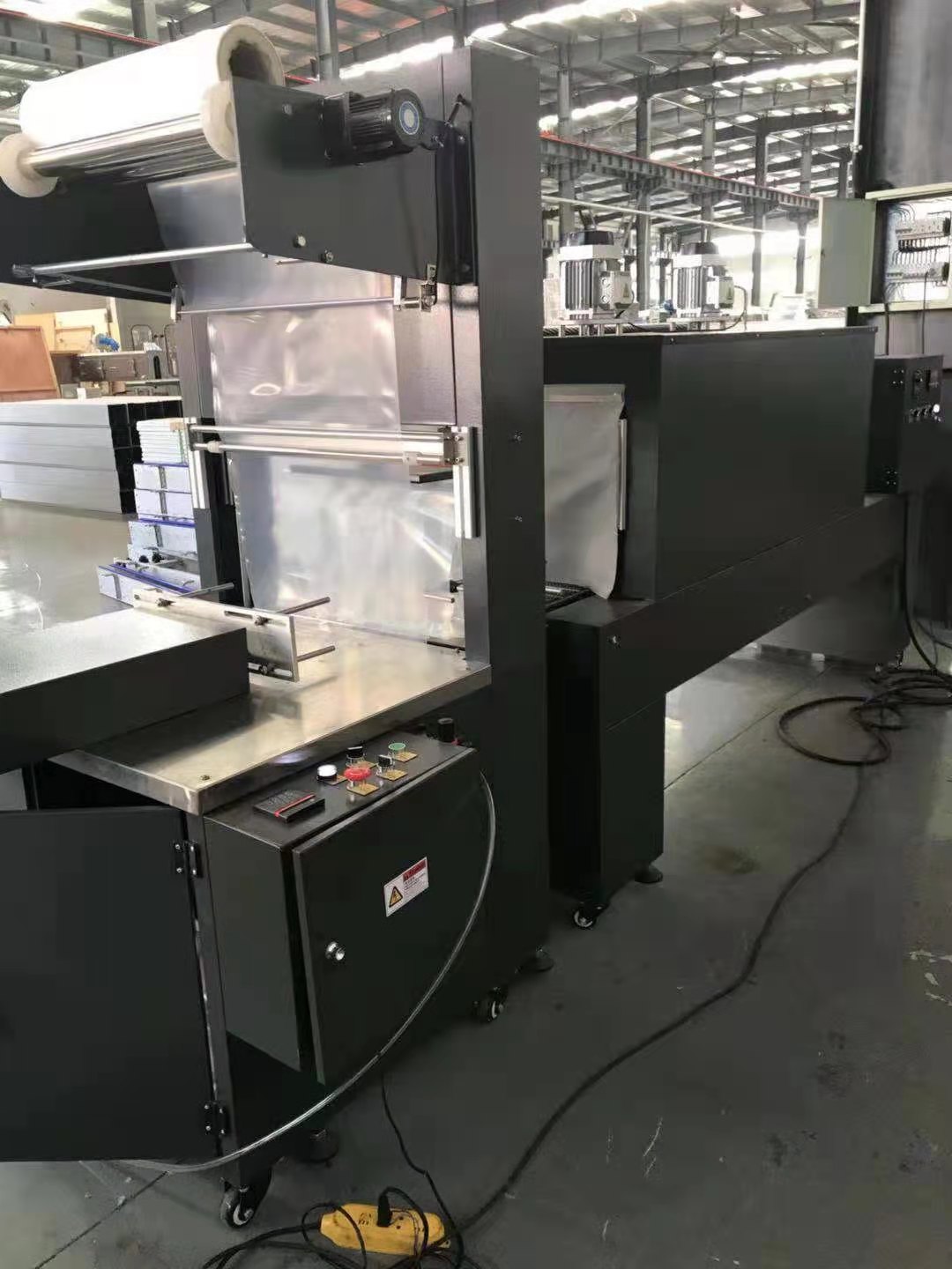 Semi-automatic shrink packaging machine