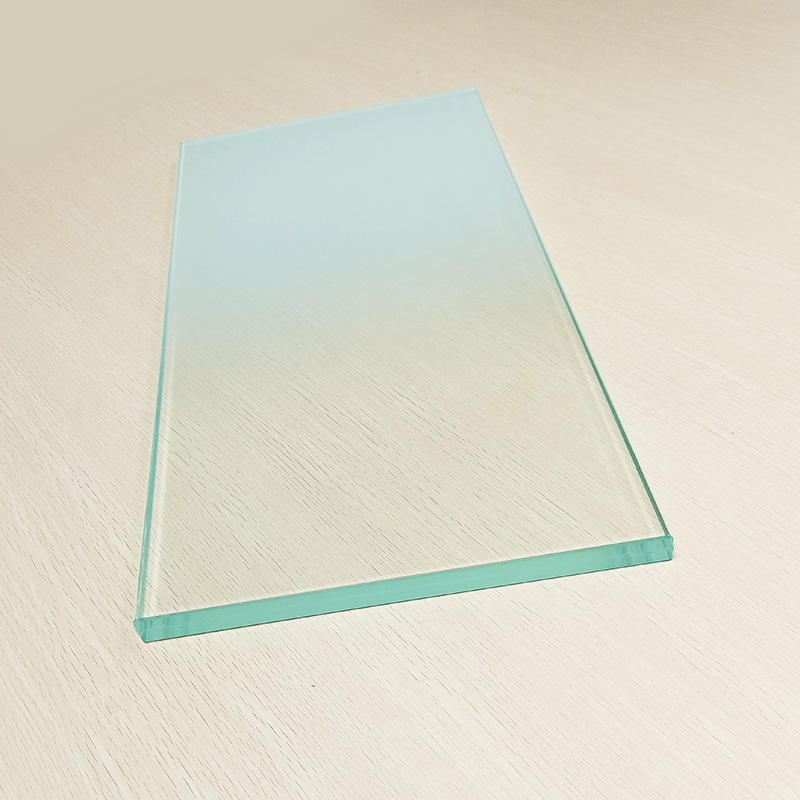 Low iron extra clear gradient tempered laminated glass