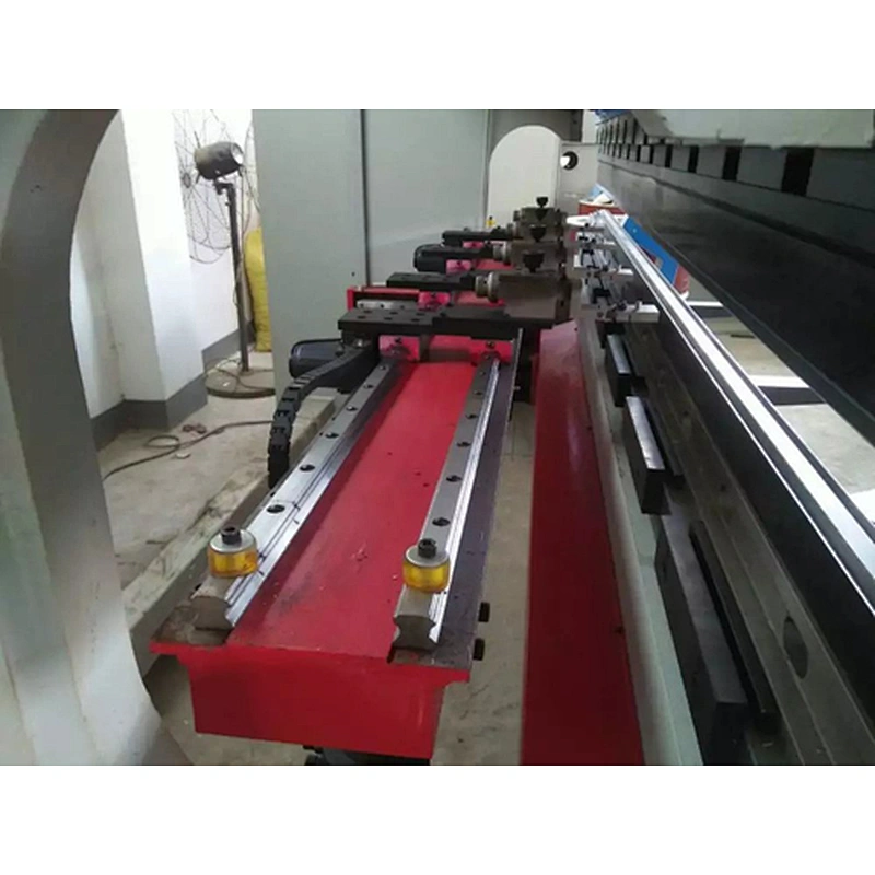 Sheet bending machine for metal