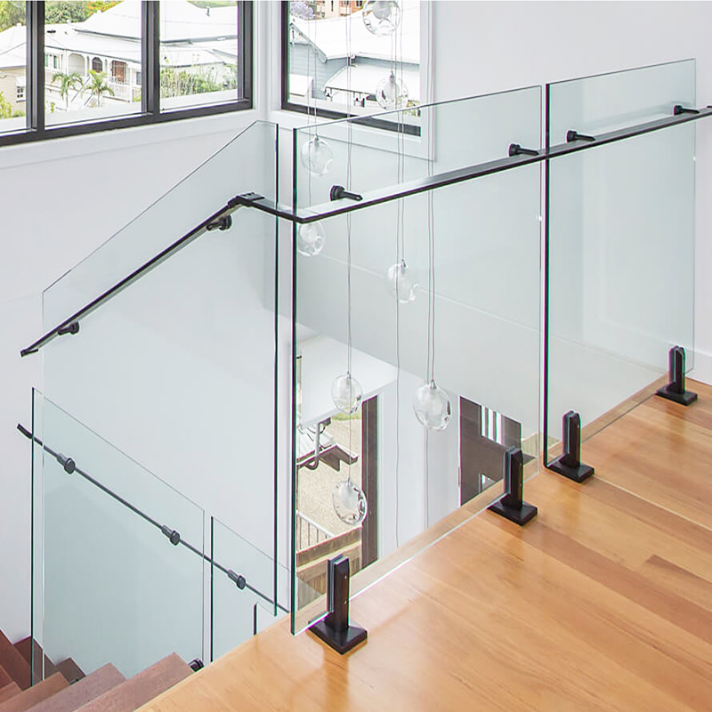 moderne rekkverk og rekkverk i rustfritt stål og laminert glass