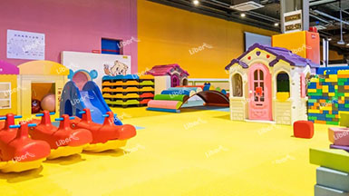 plastic table and chairs Playhouse