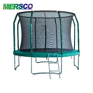 Trampolín grande de fibra de vidrio al aire libre con escalera y red