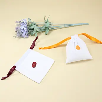 luxury cotton gift pouch drawstring packaging bags
fabric custom logo drawstring pouch packaging bags
recyclable muslin drawstring gift dust pouch
custom logo small drawstring gift pouch dust bag
shoe bag
dust bag
nylon bag