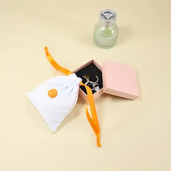 luxury cotton gift pouch drawstring packaging bags
fabric custom logo drawstring pouch packaging bags
recyclable muslin drawstring gift dust pouch
custom logo small drawstring gift pouch dust bag
shoe bag
dust bag
nylon bag