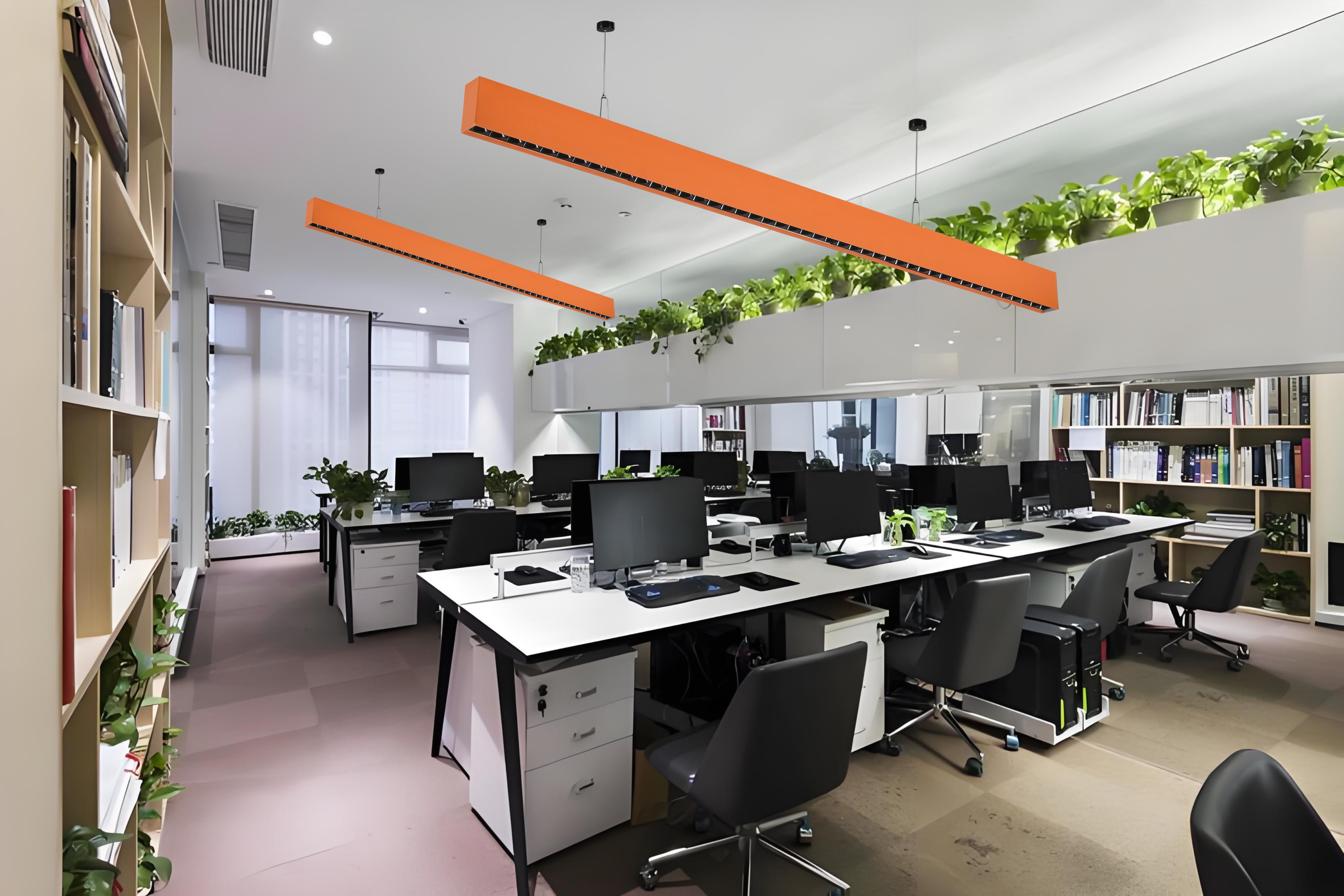 Luces lineales naranjas personalizadas Lumin suspendidas en oficina creativa con estanterías y plantas