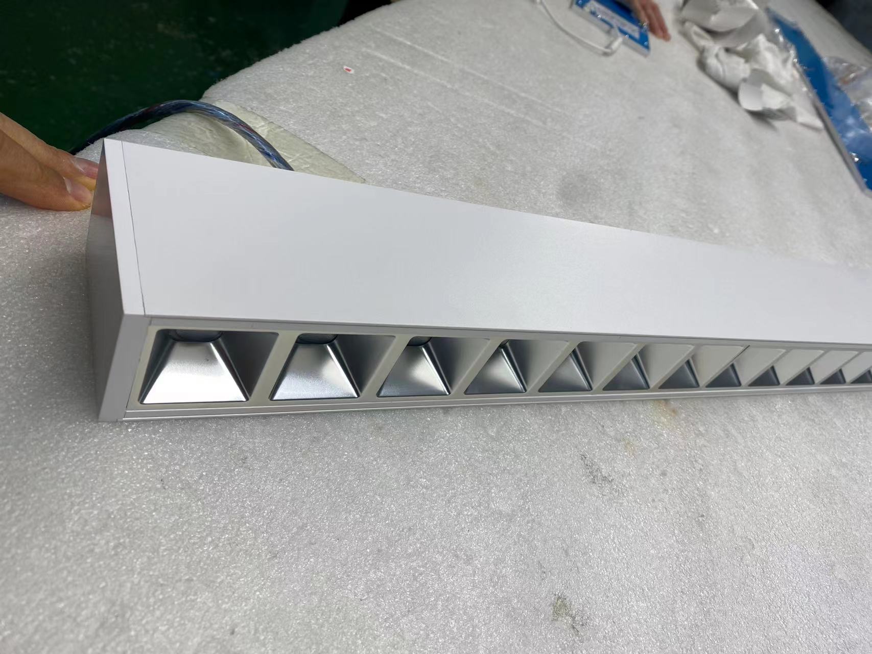 Lumin UltLine X2 linear light side profile showing slim 50mm aluminum alloy housing