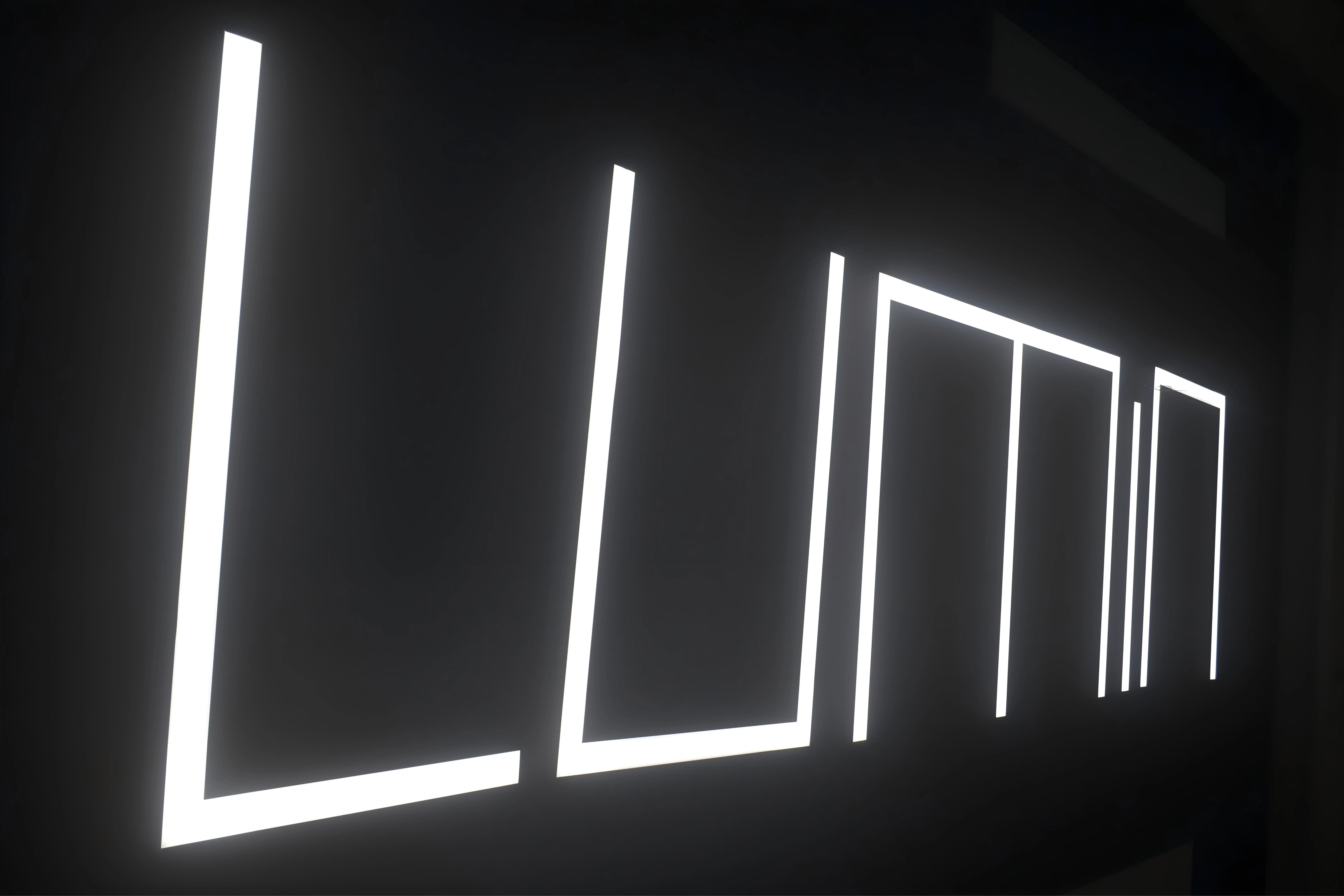Luz lineal conectada sin costuras en forma de L de Lumin formando un letrero luminoso brillante