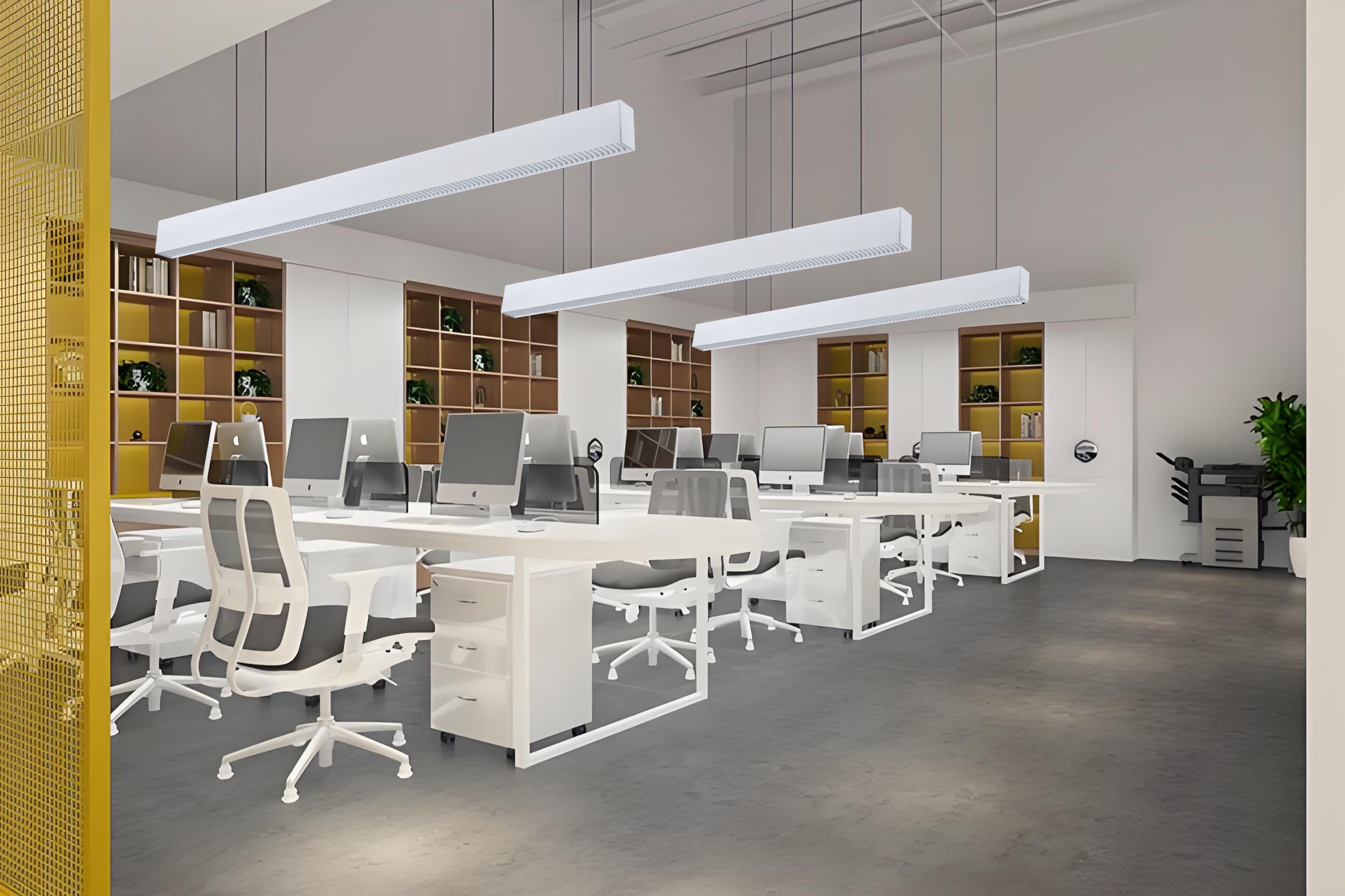 Luces lineales blancas Lumin suspendidas en oficina minimalista moderna con escritorios de computadora