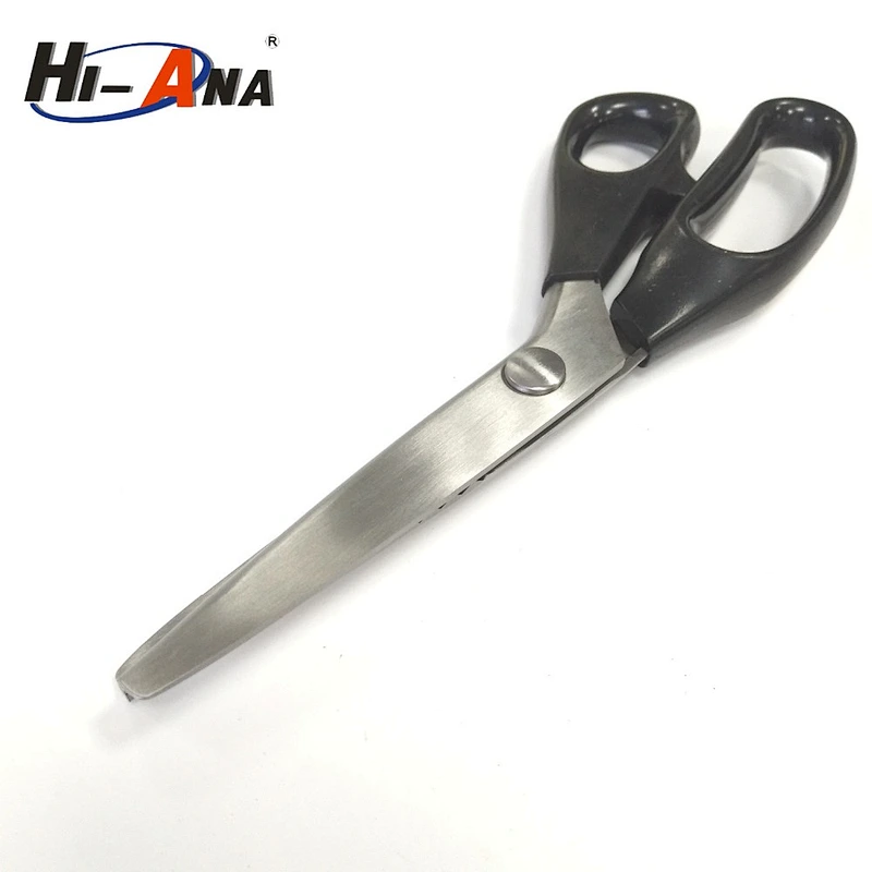cutting zig zag scissors