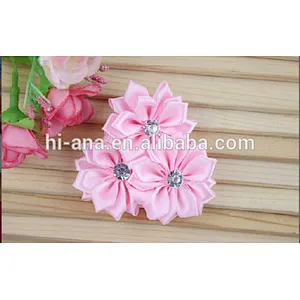 Hand-stitched polygon flowers and spent three flowers spent a combination of high-quality polyester flowers with 16 angle