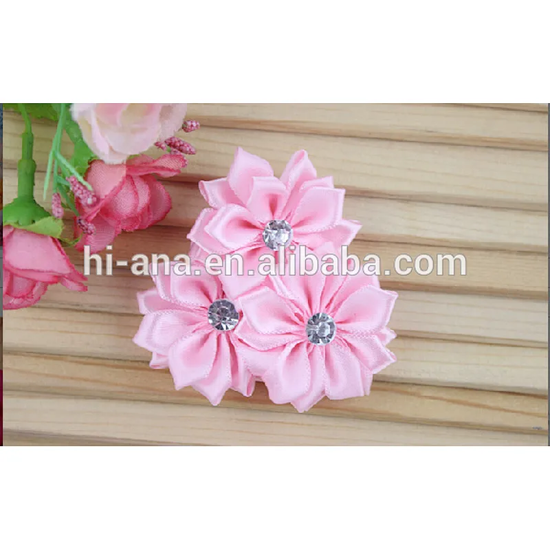 Hand-stitched polygon flowers and spent three flowers spent a combination of high-quality polyester flowers with 16 angle