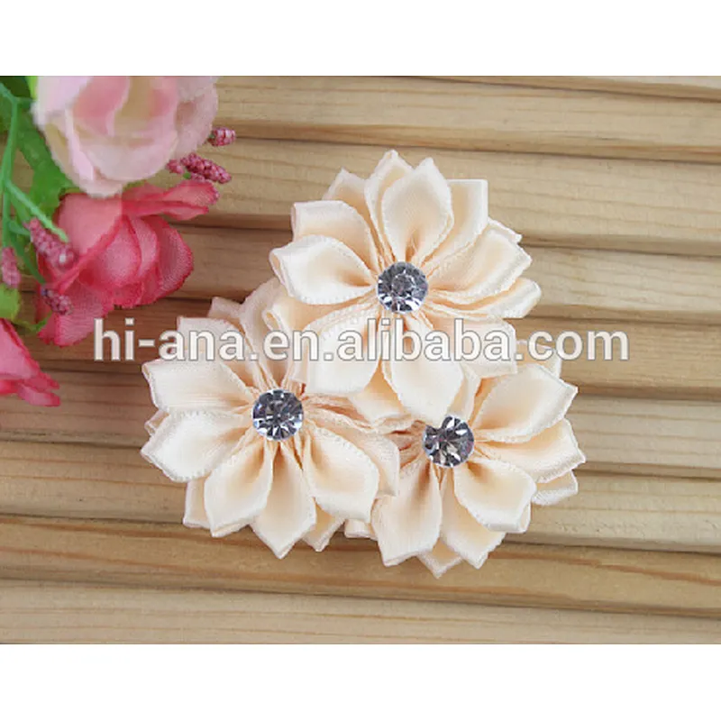 Hand-stitched polygon flowers and spent three flowers spent a combination of high-quality polyester flowers with 16 angle