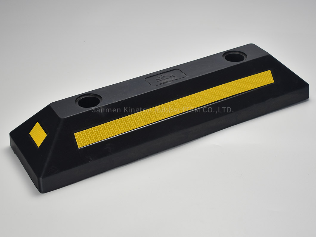 550*150*100mm反光停车限位器550*150*100mm reflective Parking wheel stop