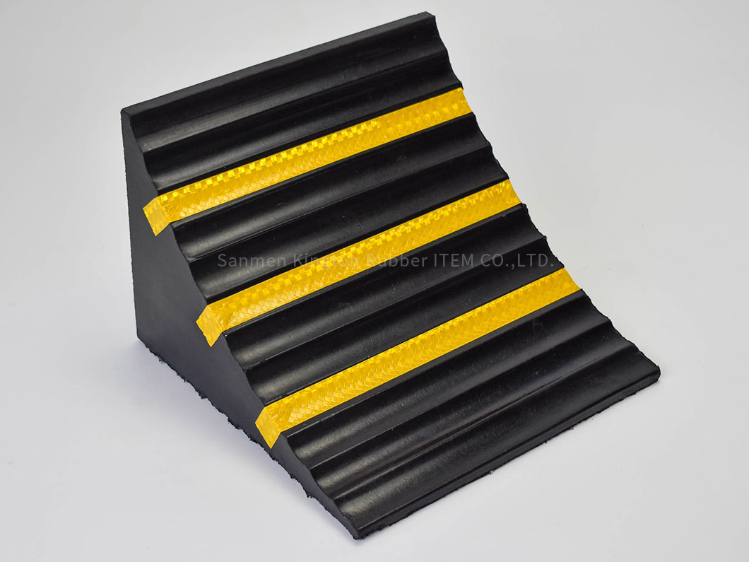 alt=''耐用卡车橡胶停车楔Heavy Duty truck rubber wheel chock''