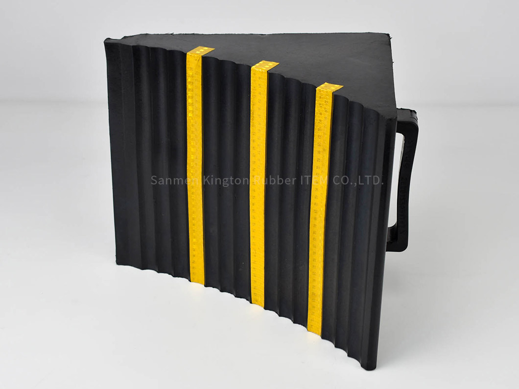 alt=''重型卡车车辆橡胶轮夹,Heavy Truck Vehicle rubber wheel chock''