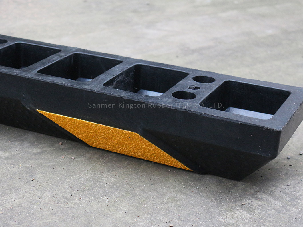 900*150*110mm反光停车限位器900*150*110mm reflective Parking wheel stop