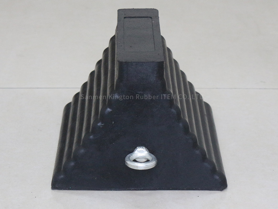 alt=''停车用防滑香橡胶止退器,Non Slip rubber wheel chock for Car Stopper ''