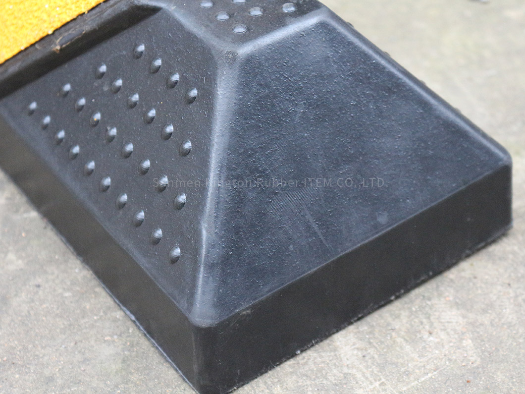alt=''澳大利亚标准900mm长橡胶停车器Australia Standard 900mm length rubbber wheel stopper ''