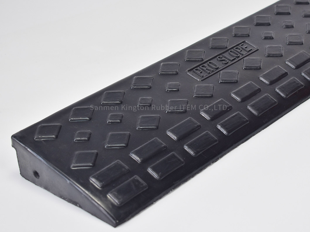 耐用高回收橡胶斜坡垫Heavy Duty High Recycled Rubber Kerb Ramp