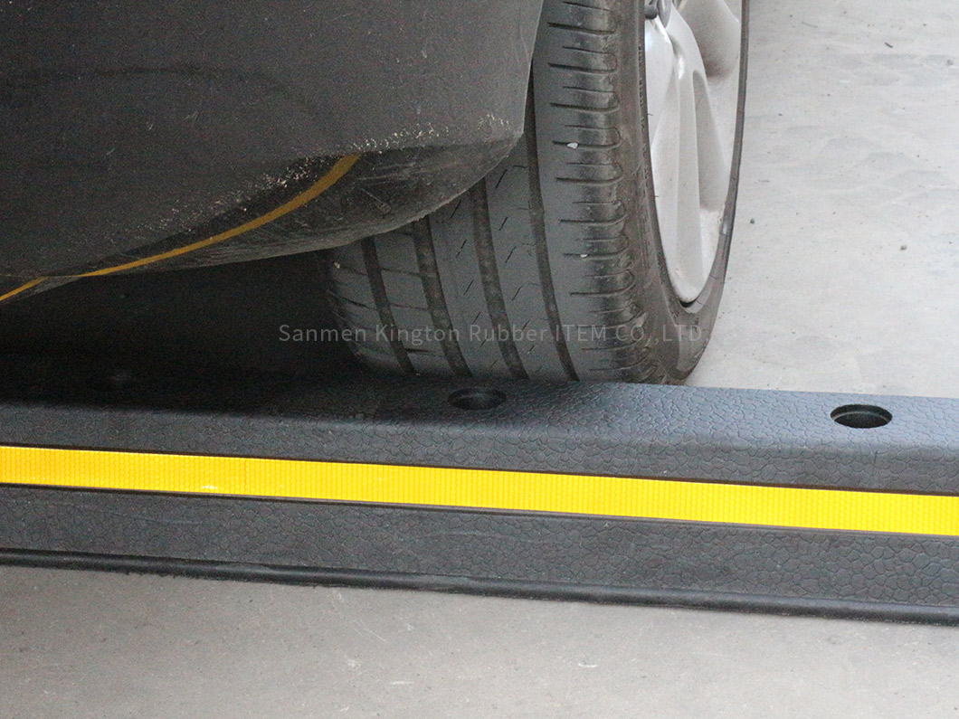 alt=''澳大利亚标准1000mm长橡胶停车器Australia Standard 1000mm length rubbber wheel stopper ''