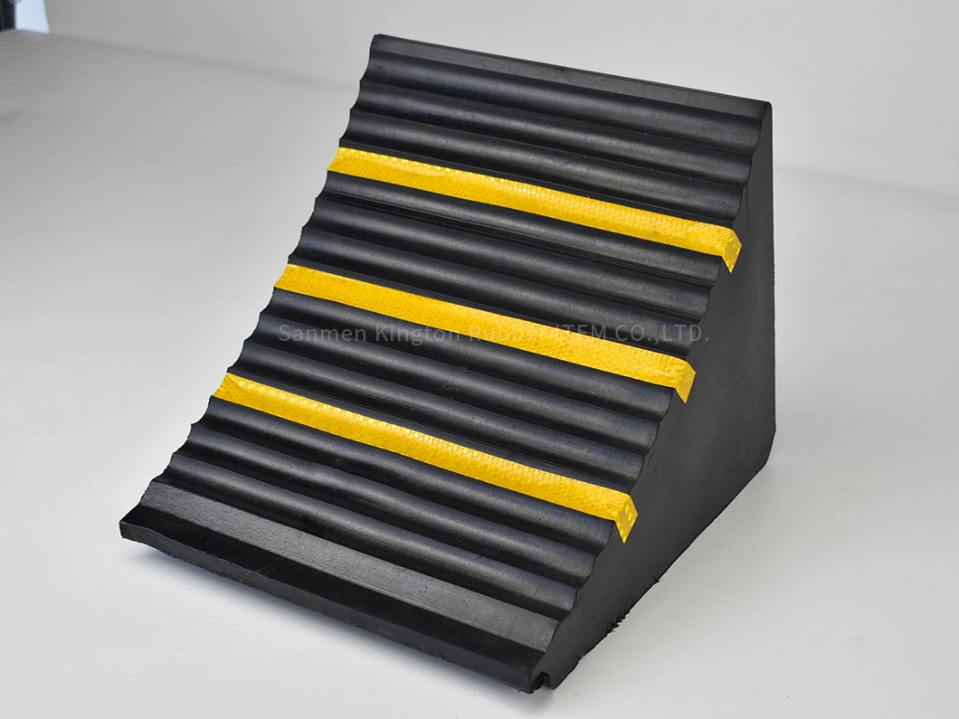 alt=''出口品质实心挡轮块,Export-quality Solid rubber wheel chock''